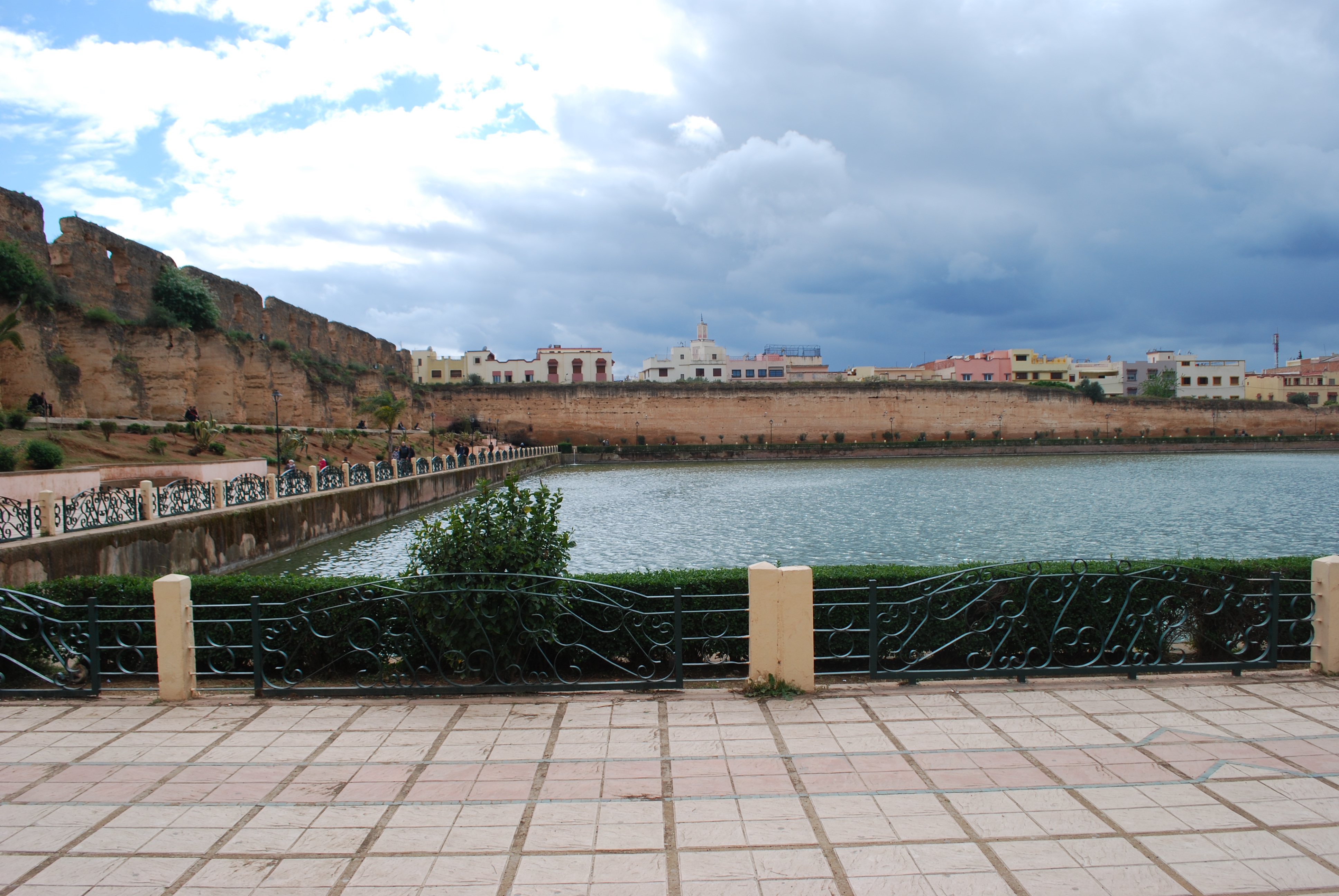 Les remparts et le bassin de Sahrij Swani à Meknès.