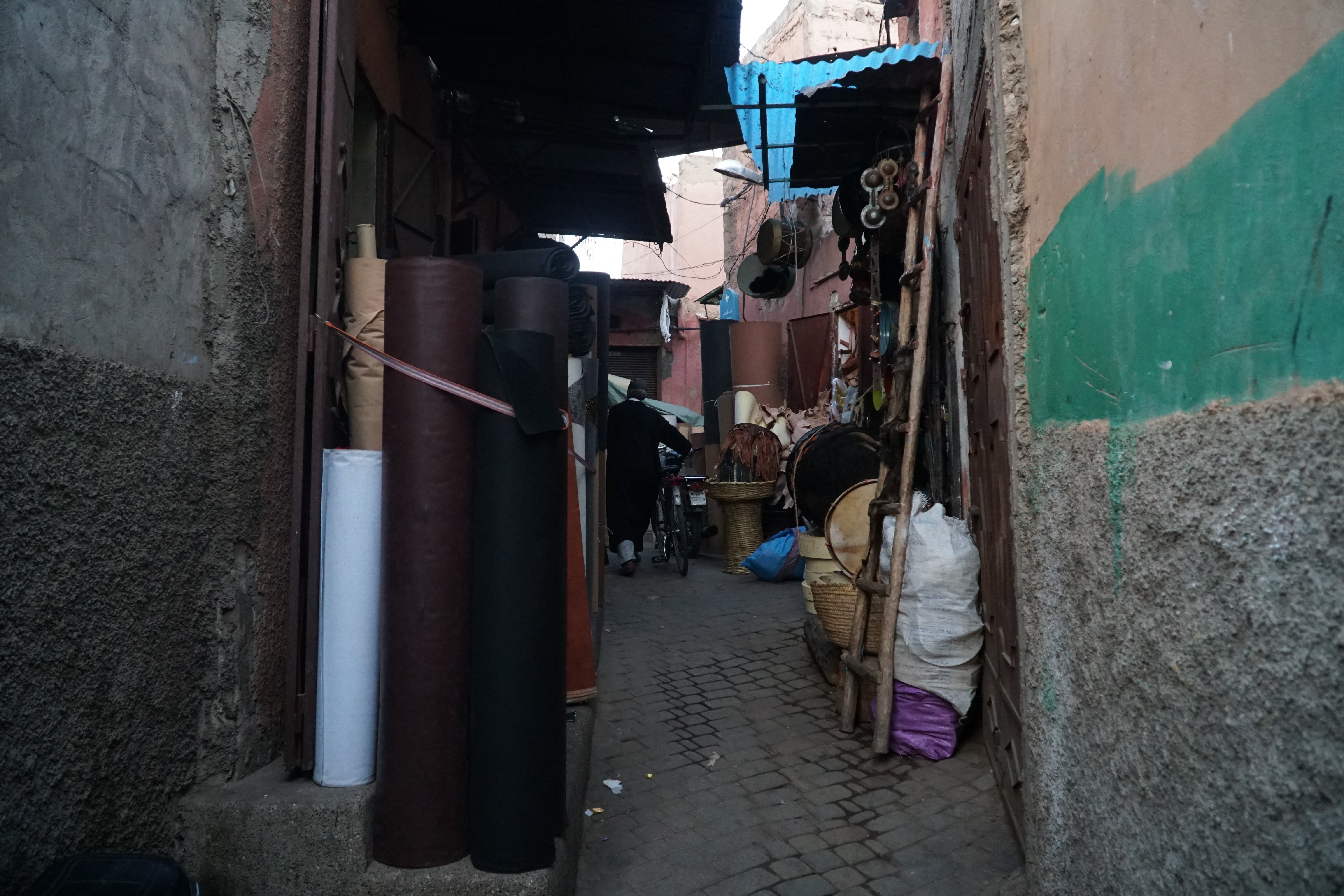 Des peaux et articles de cuir dans le souk des teinturiers à Marrakech.